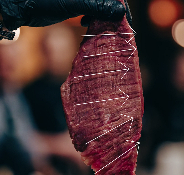 Krojenie steków w poprzek włókien — kiedy to naprawdę ma znaczenie?